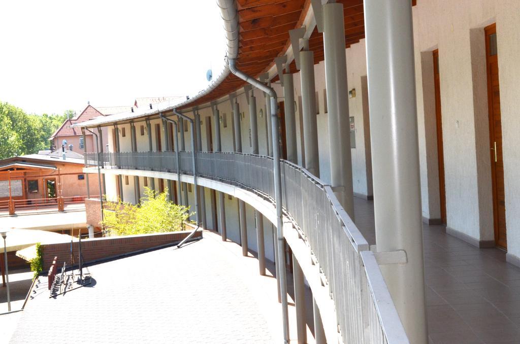 Hotel Holiday Siófok Exterior foto